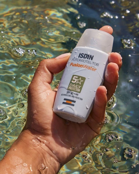 ضد آفتاب ایزدین مدل فیوژن واتر بی رنگ 50 میل water fusion 2 ضد آفتاب ایزدین مدل فیوژن واتر بی رنگ 50 میل water fusion